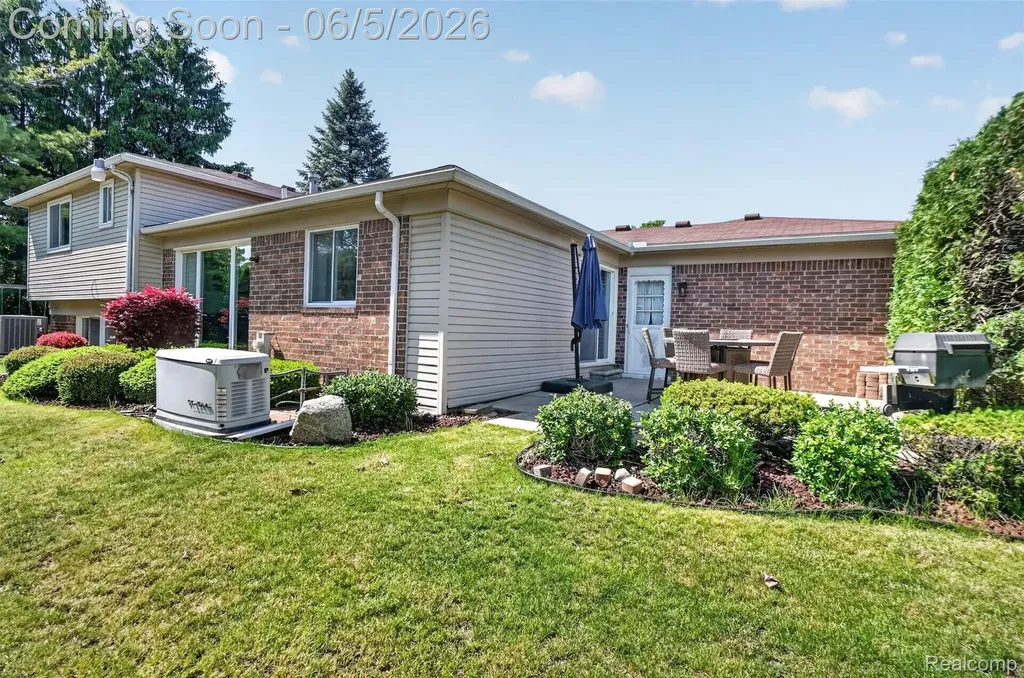 87 Duncan Drive Troy City MI 48098