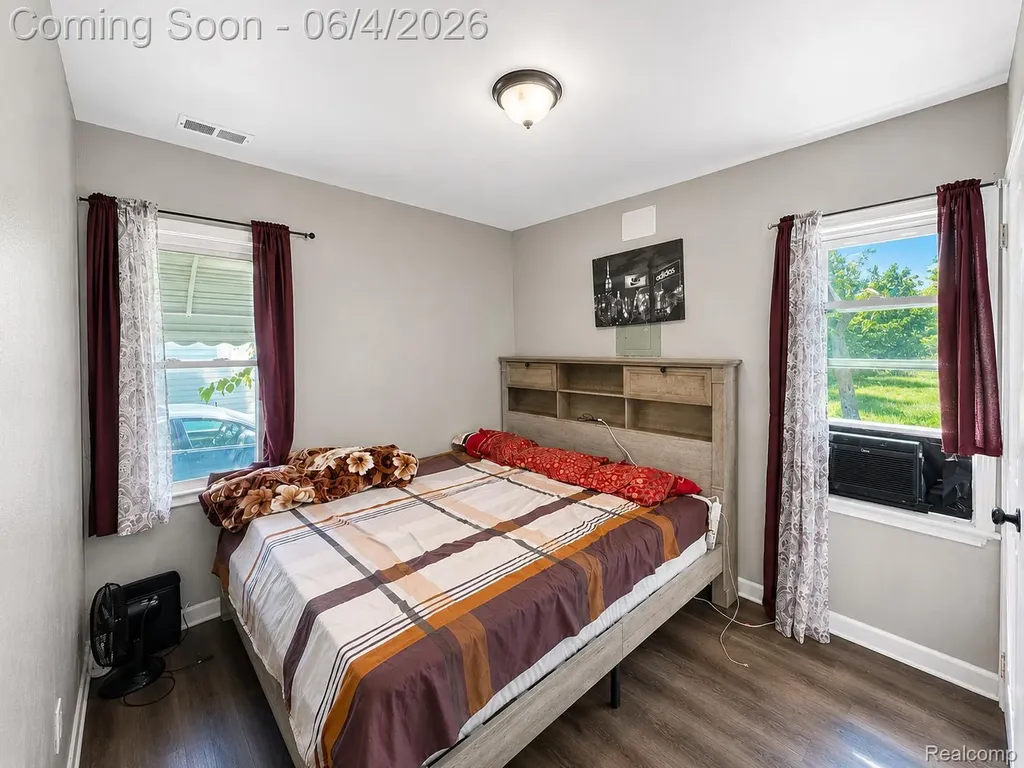 24895 Marigold Avenue Warren City MI 48089