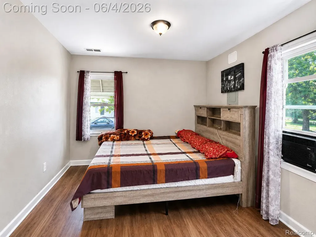 24895 Marigold Avenue Warren City MI 48089