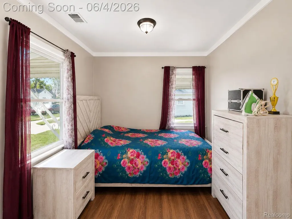 24895 Marigold Avenue Warren City MI 48089