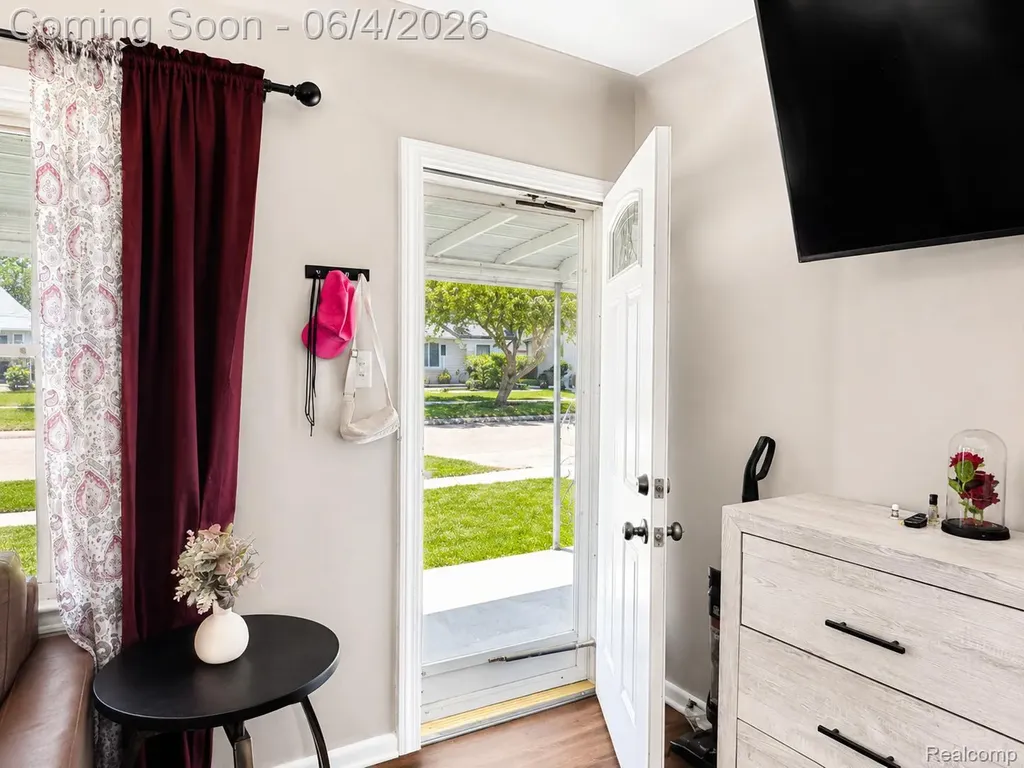24895 Marigold Avenue Warren City MI 48089