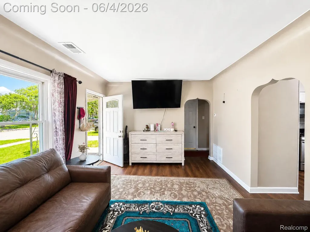 24895 Marigold Avenue Warren City MI 48089