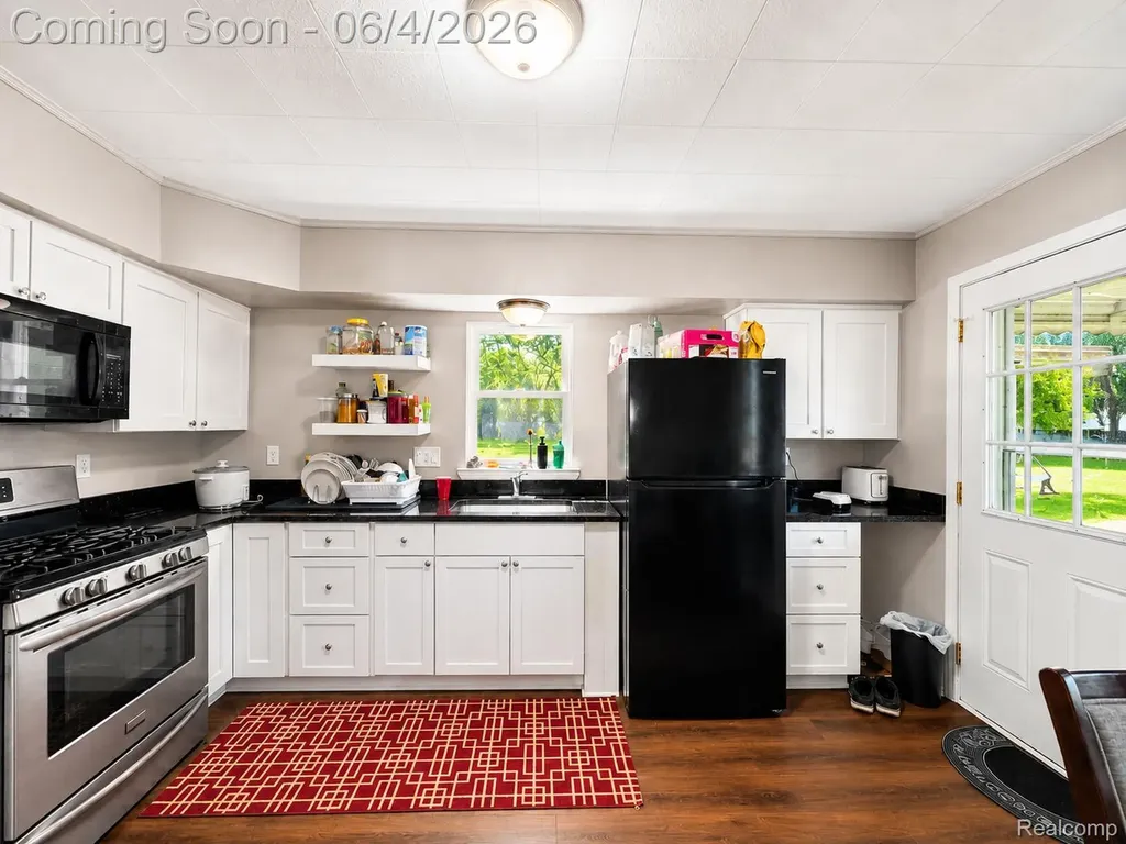 24895 Marigold Avenue Warren City MI 48089