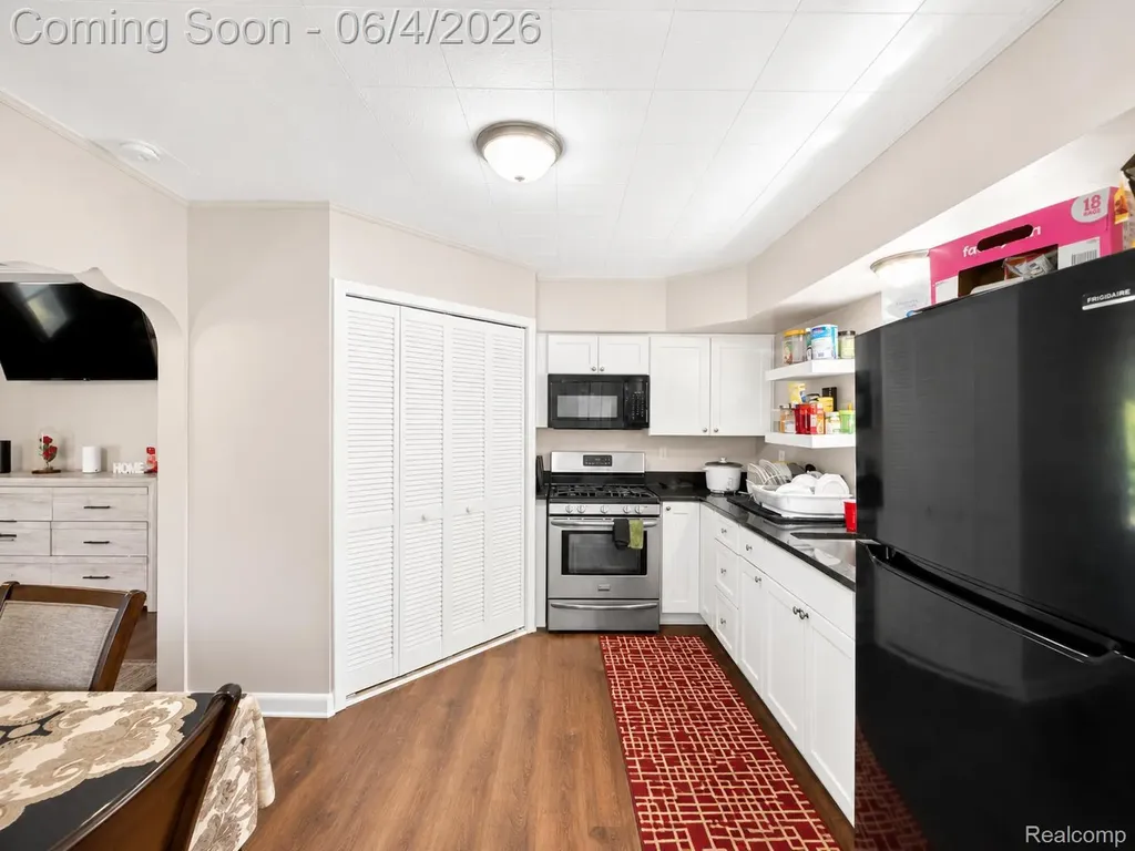 24895 Marigold Avenue Warren City MI 48089