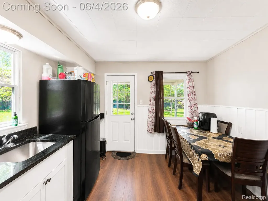 24895 Marigold Avenue Warren City MI 48089