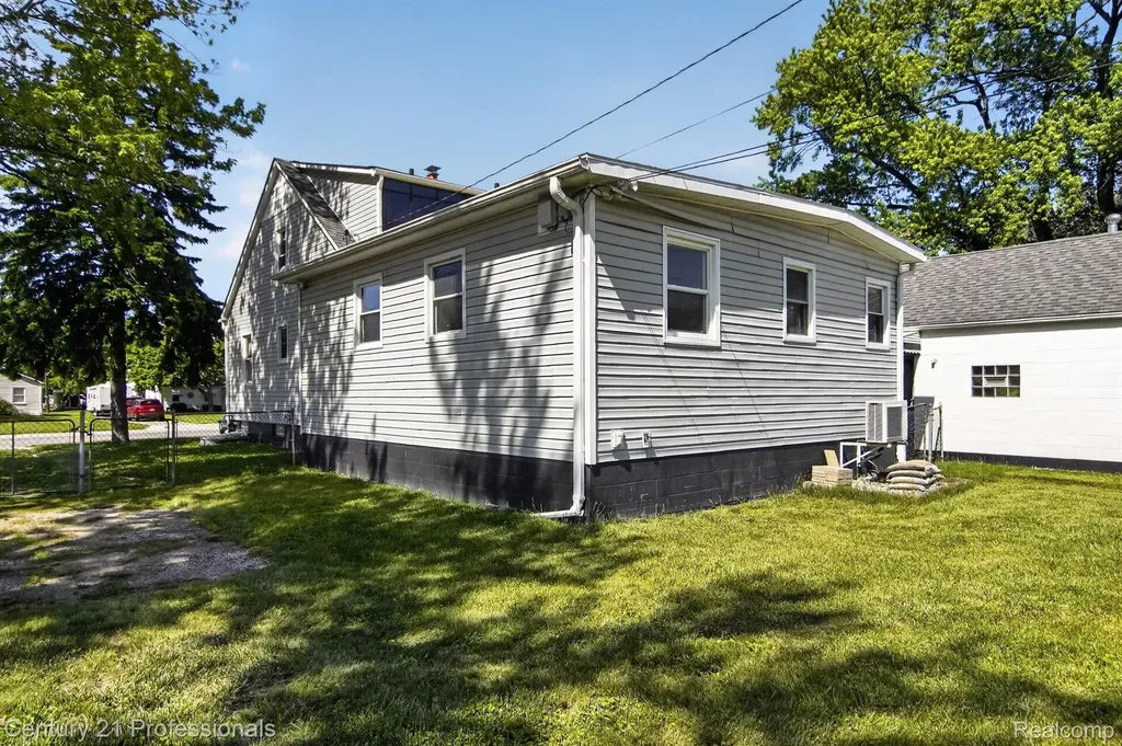 28745 Avondale Street Inkster City MI 48141