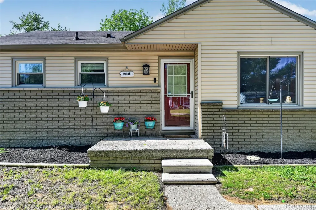39185 Chase Street Romulus City MI 48174