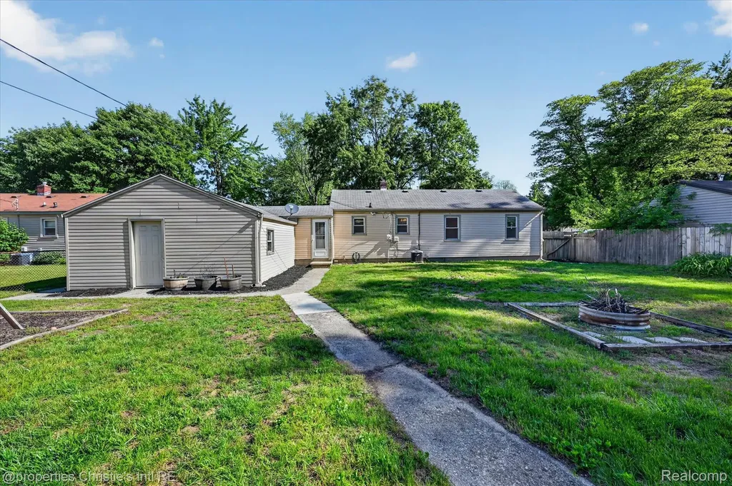 39185 Chase Street Romulus City MI 48174
