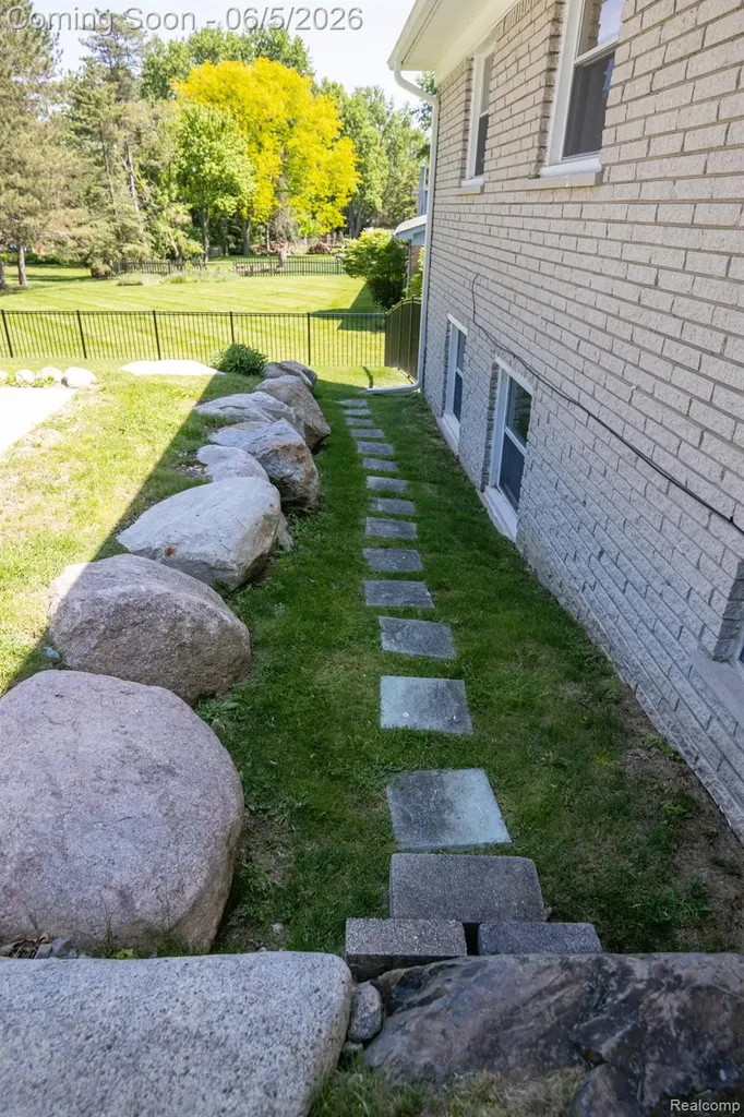 724 Sandstone Drive Rochester Hills City MI 48309