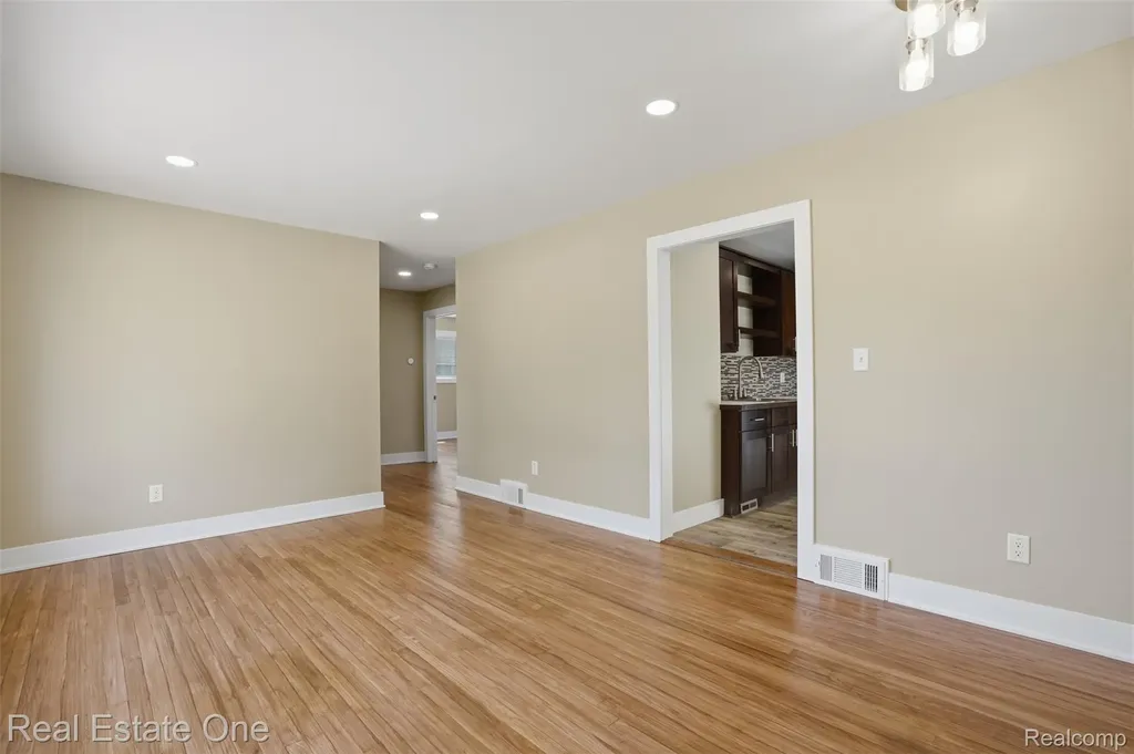 33441 Alta Street Garden City City MI 48135
