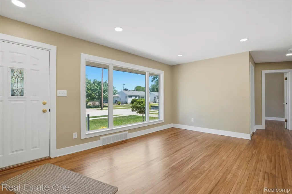 33441 Alta Street Garden City City MI 48135