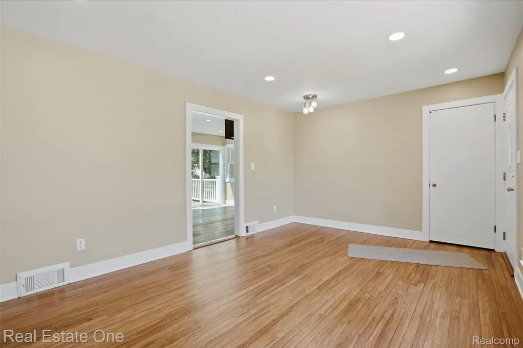 33441 Alta Street Garden City City MI 48135