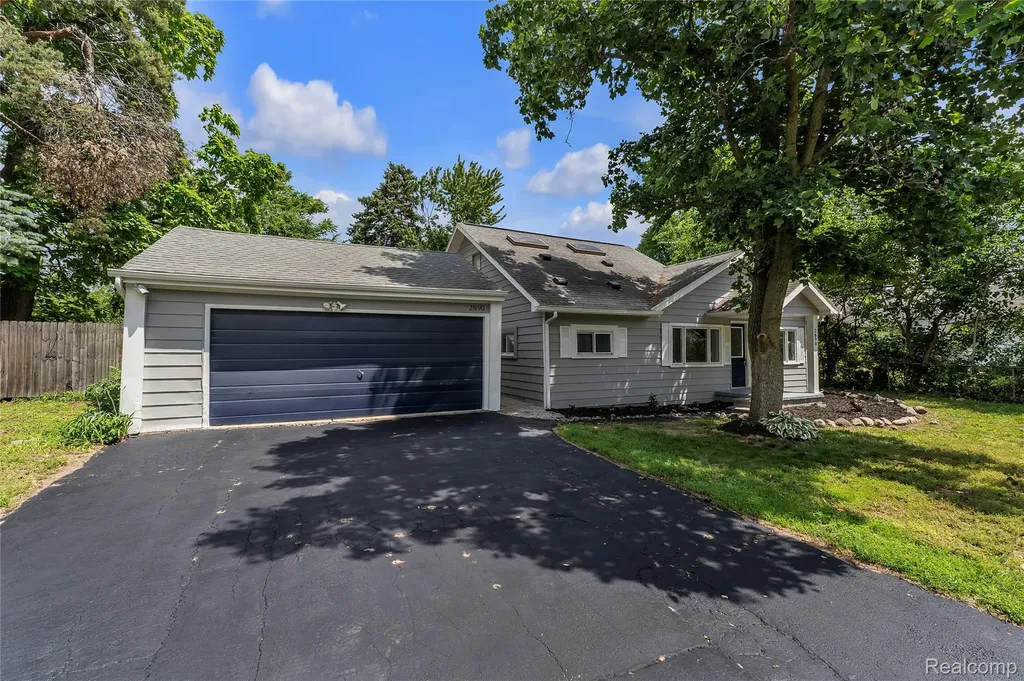 2890 Beland Avenue Keego Harbor City MI 48320
