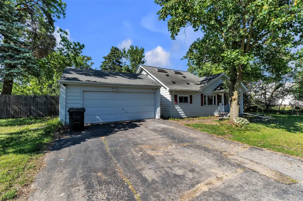 2890 Beland Avenue Keego Harbor City MI 48320