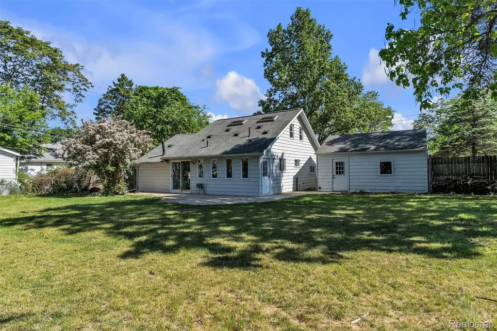2890 Beland Avenue Keego Harbor City MI 48320