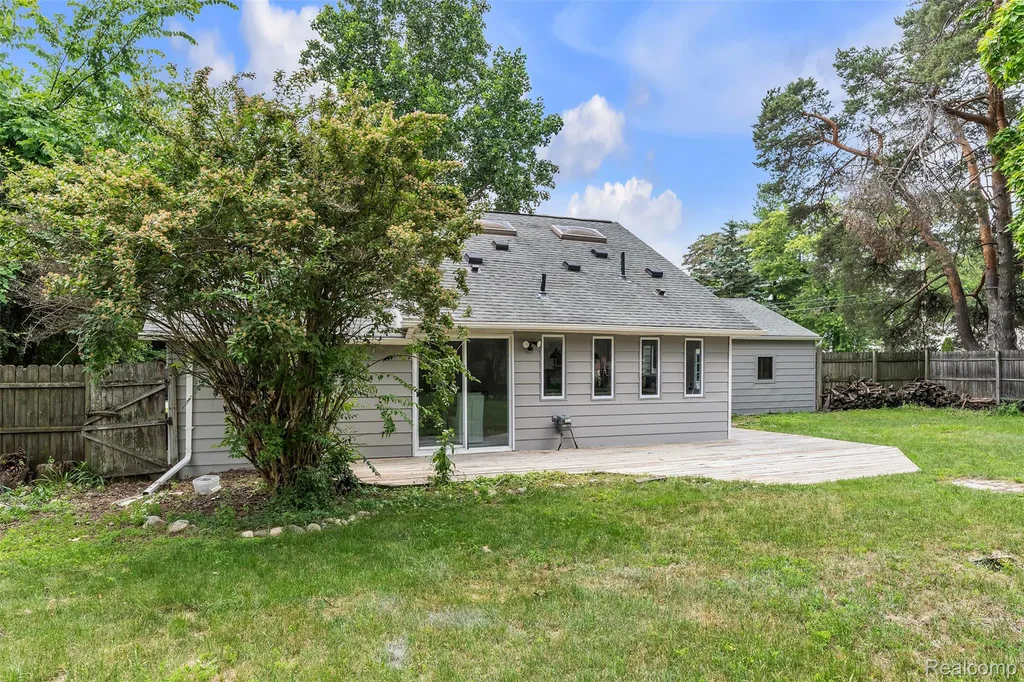 2890 Beland Avenue Keego Harbor City MI 48320
