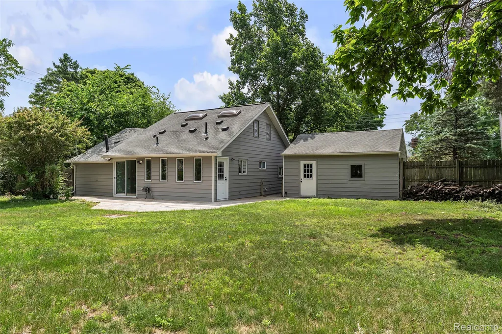 2890 Beland Avenue Keego Harbor City MI 48320