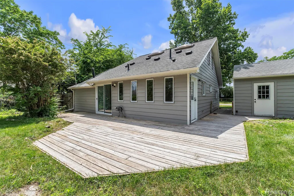 2890 Beland Avenue Keego Harbor City MI 48320