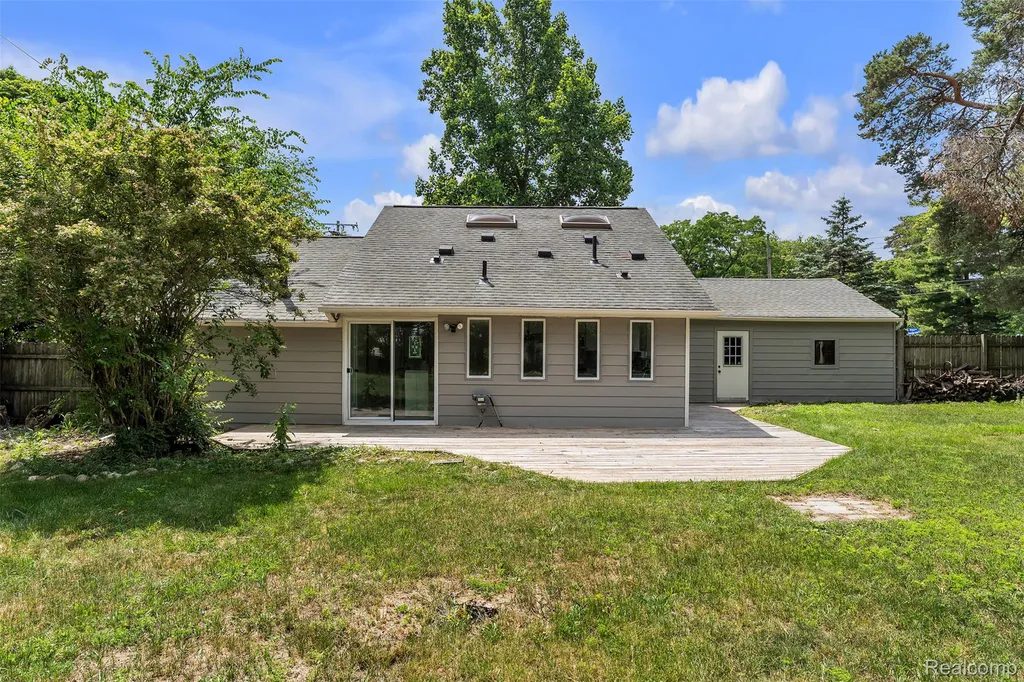 2890 Beland Avenue Keego Harbor City MI 48320