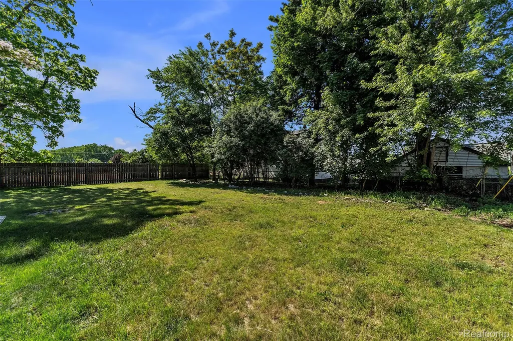 2890 Beland Avenue Keego Harbor City MI 48320
