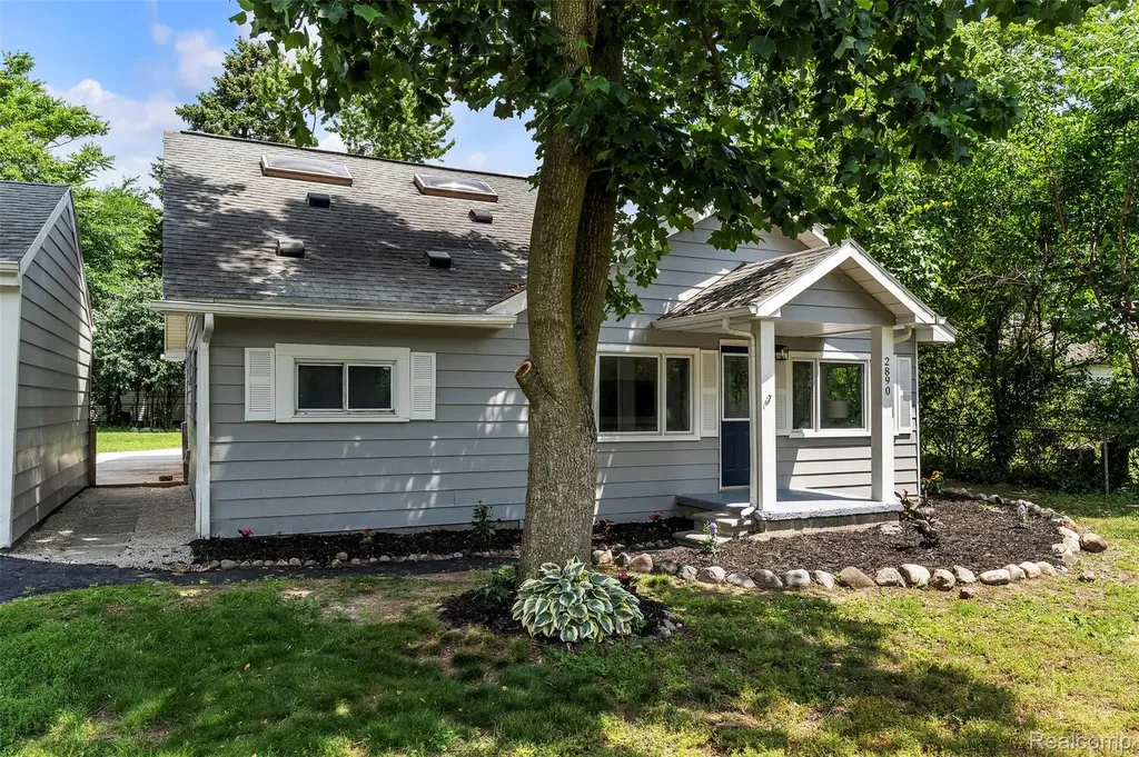 2890 Beland Avenue Keego Harbor City MI 48320