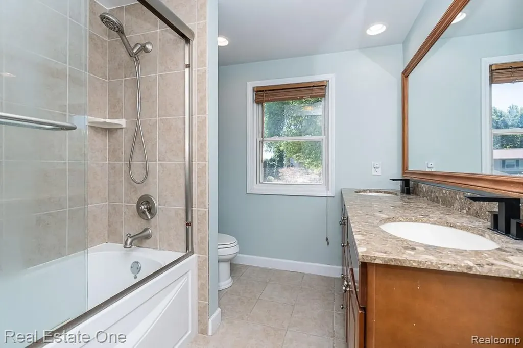 3182 Baypoint Drive Rochester Hills City MI 48309