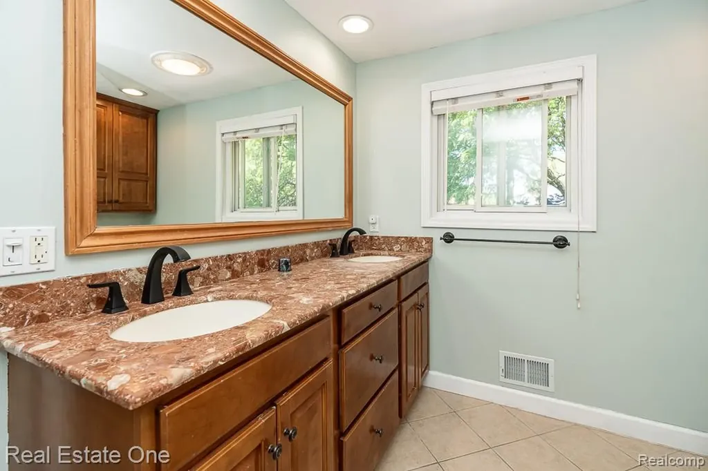 3182 Baypoint Drive Rochester Hills City MI 48309