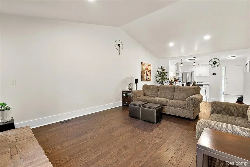 552 Tennyson Rochester Hills City MI 48307