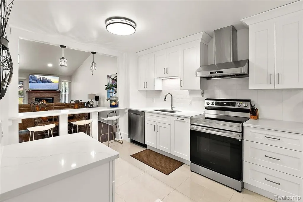 552 Tennyson Rochester Hills City MI 48307