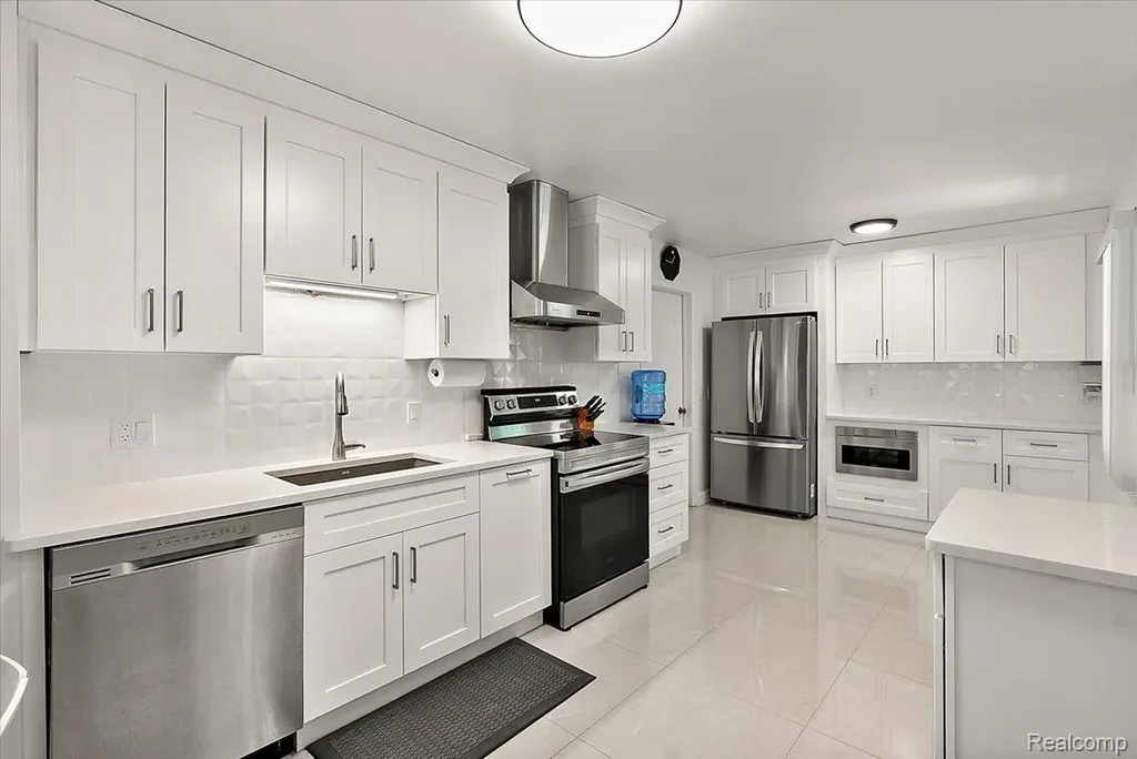 552 Tennyson Rochester Hills City MI 48307