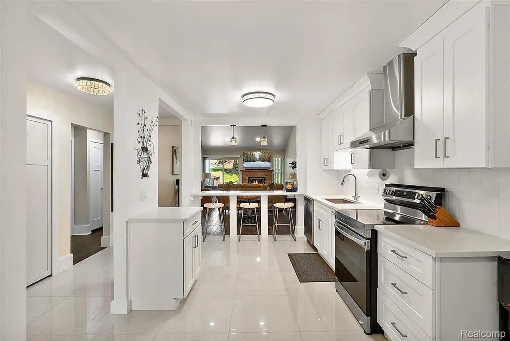 552 Tennyson Rochester Hills City MI 48307