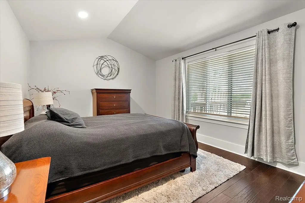 552 Tennyson Rochester Hills City MI 48307