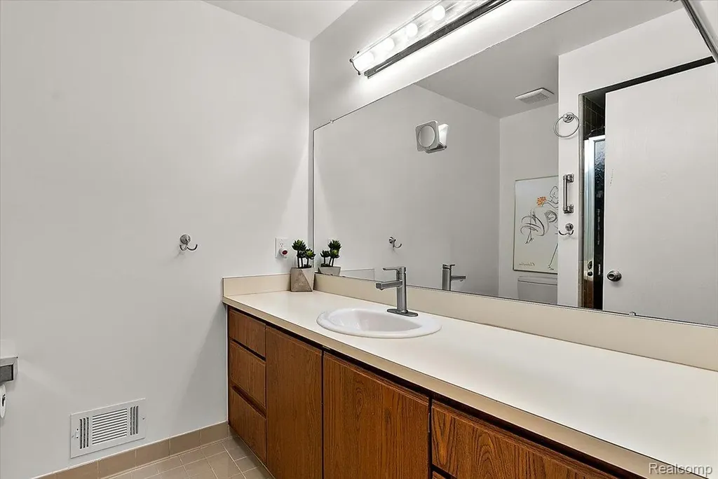 552 Tennyson Rochester Hills City MI 48307