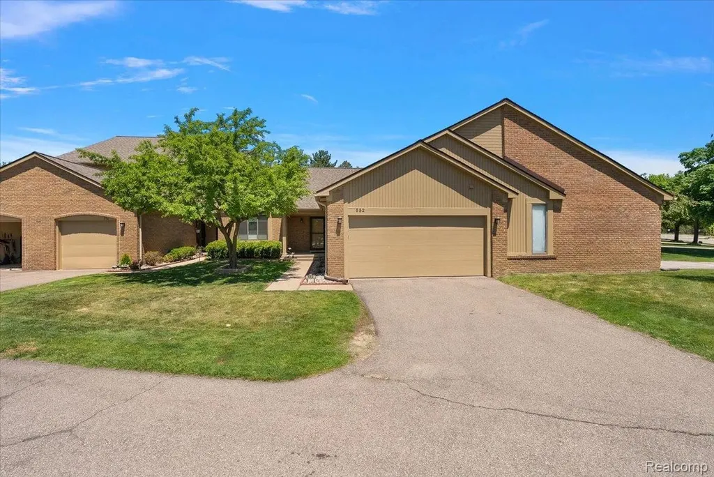 552 Tennyson Rochester Hills City MI 48307