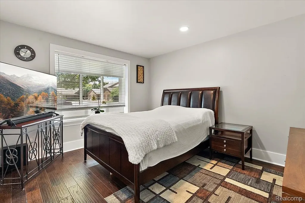 552 Tennyson Rochester Hills City MI 48307