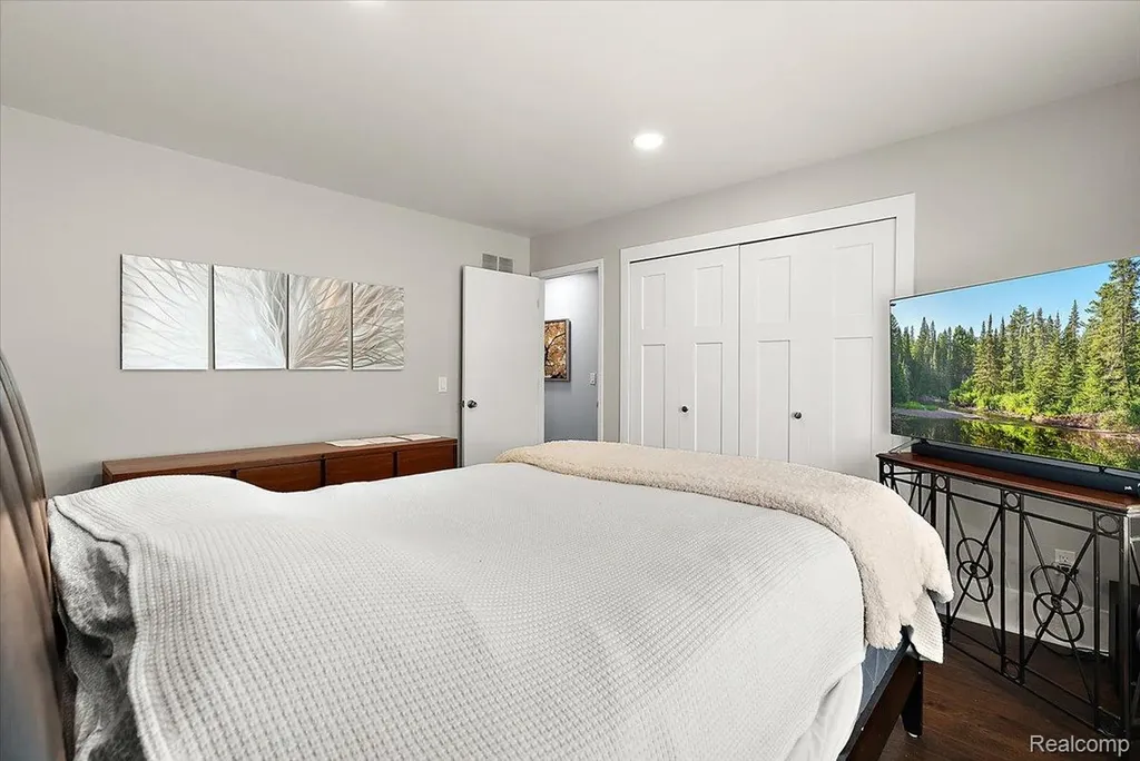 552 Tennyson Rochester Hills City MI 48307