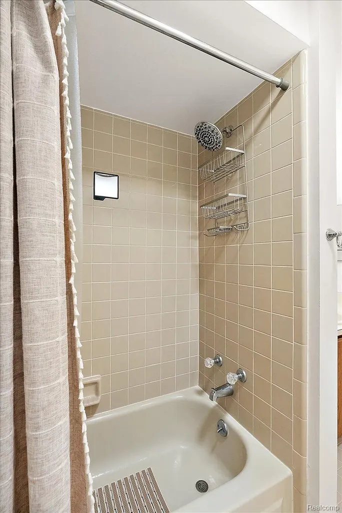 552 Tennyson Rochester Hills City MI 48307