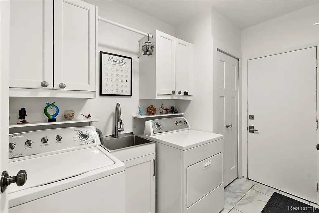 552 Tennyson Rochester Hills City MI 48307