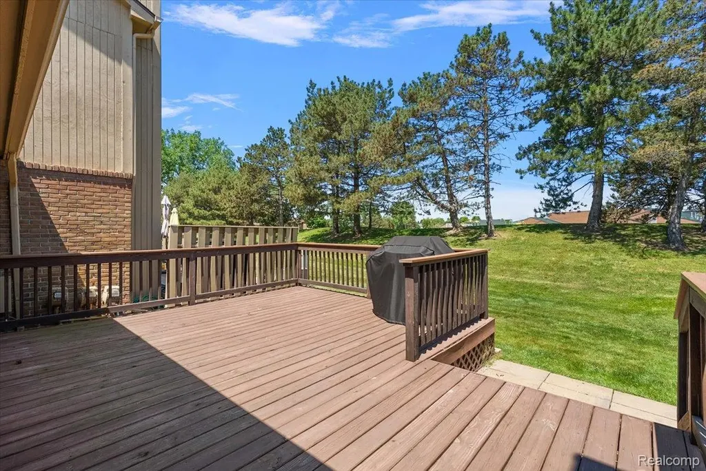 552 Tennyson Rochester Hills City MI 48307