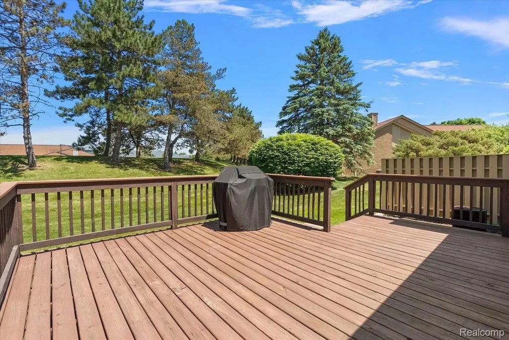 552 Tennyson Rochester Hills City MI 48307