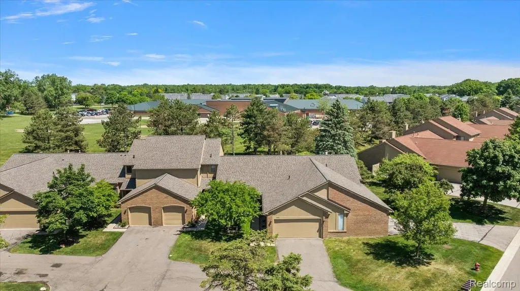 552 Tennyson Rochester Hills City MI 48307