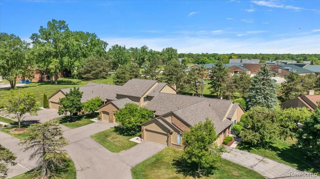 552 Tennyson Rochester Hills City MI 48307