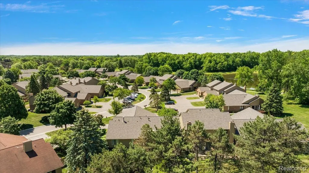 552 Tennyson Rochester Hills City MI 48307