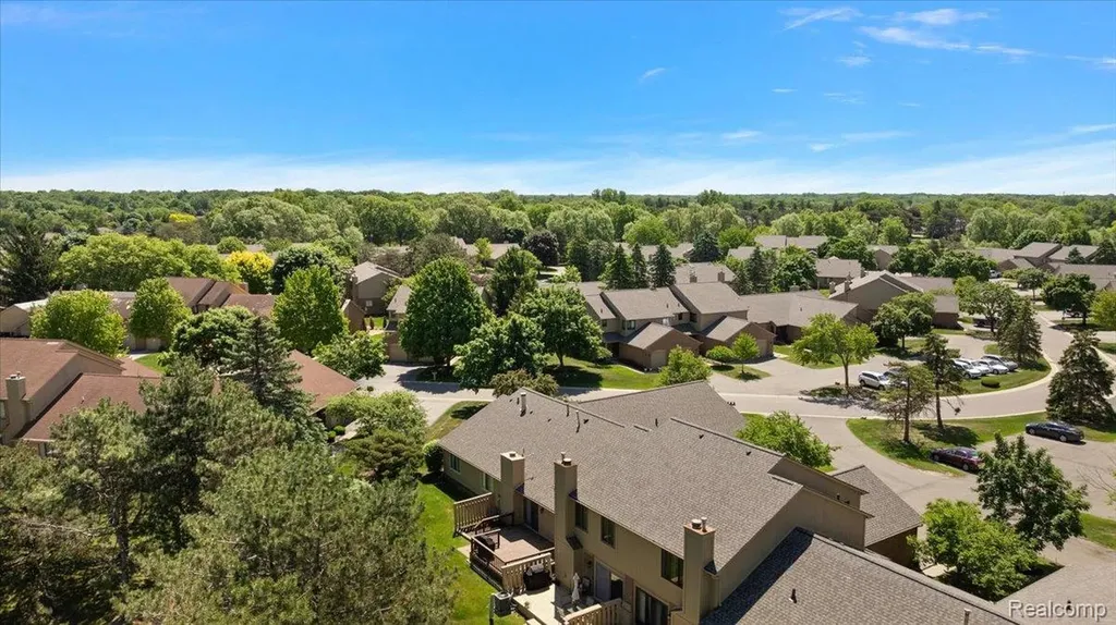 552 Tennyson Rochester Hills City MI 48307