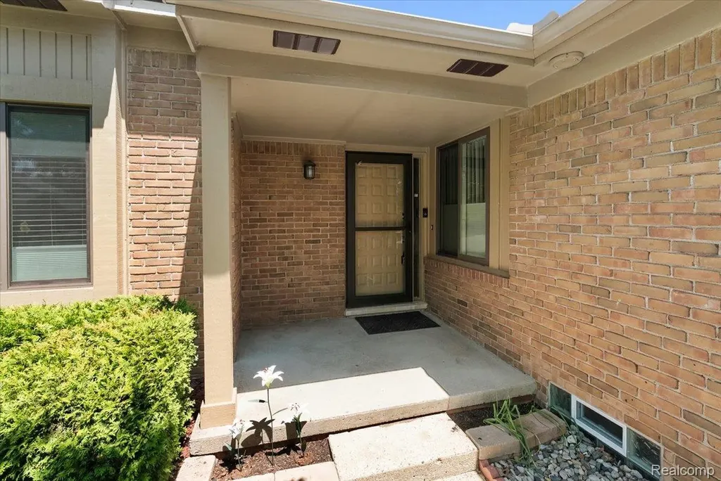 552 Tennyson Rochester Hills City MI 48307