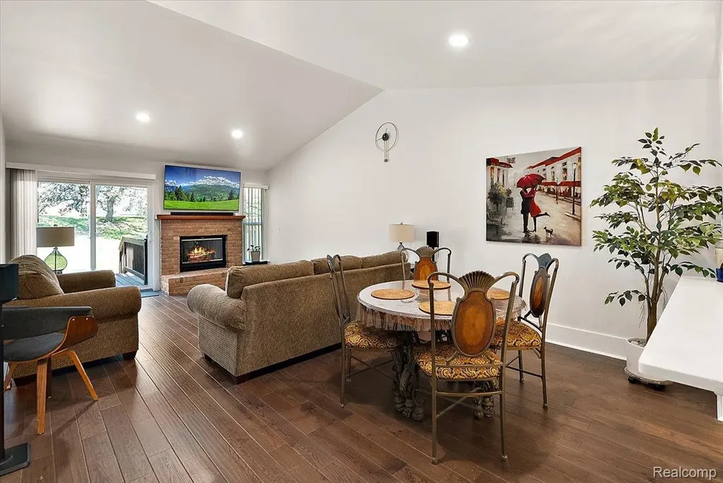 552 Tennyson Rochester Hills City MI 48307