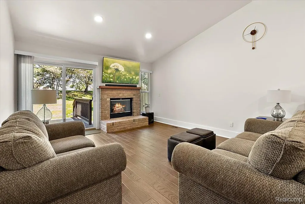 552 Tennyson Rochester Hills City MI 48307