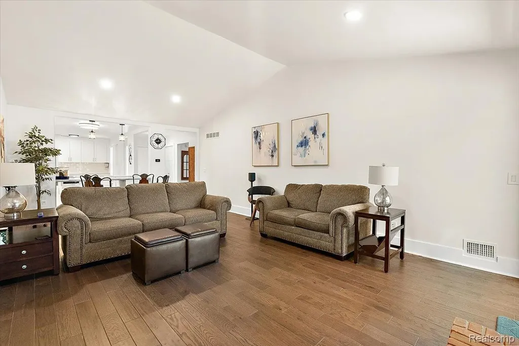 552 Tennyson Rochester Hills City MI 48307
