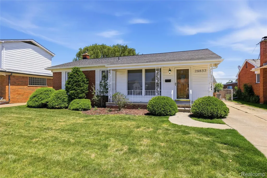 28832 Los Olas Drive Warren City MI 48093