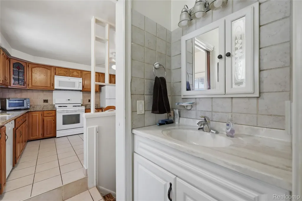 28832 Los Olas Drive Warren City MI 48093